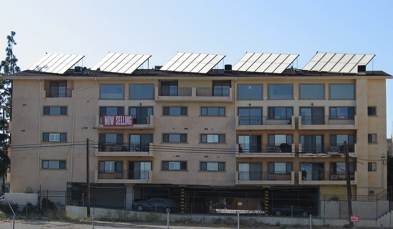 Instalación fotovoltaica sobre la cubierta plana de un edificio de viviendas