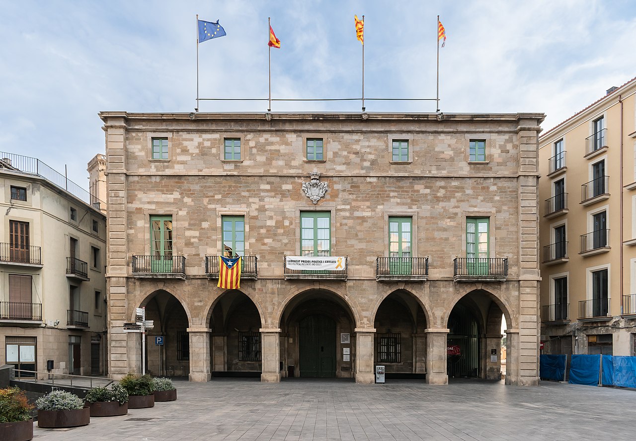 Recibo del impuesto sobre bienes inmuebles junto a documentación de una instalación solar