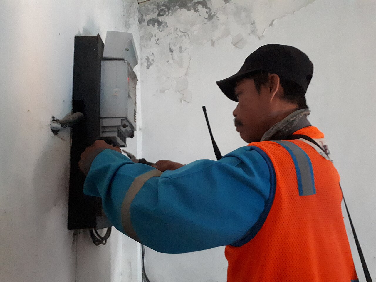 Factura de la luz sobre una mesa con una calculadora y un bolígrafo