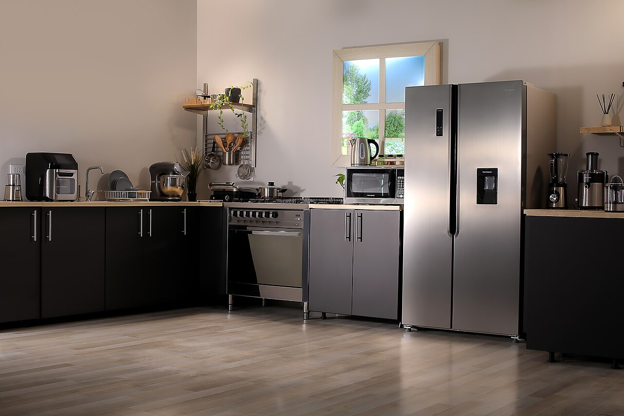 Electrodomésticos de una cocina moderna con la etiqueta energética visible