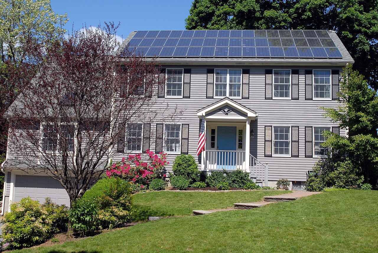 Paneles solares instalados sobre el tejado inclinado de una vivienda unifamiliar