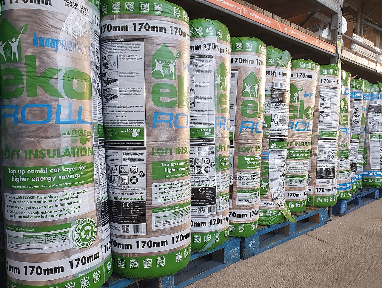 Instalador colocando paneles de aislamiento térmico bajo la cubierta de una vivienda