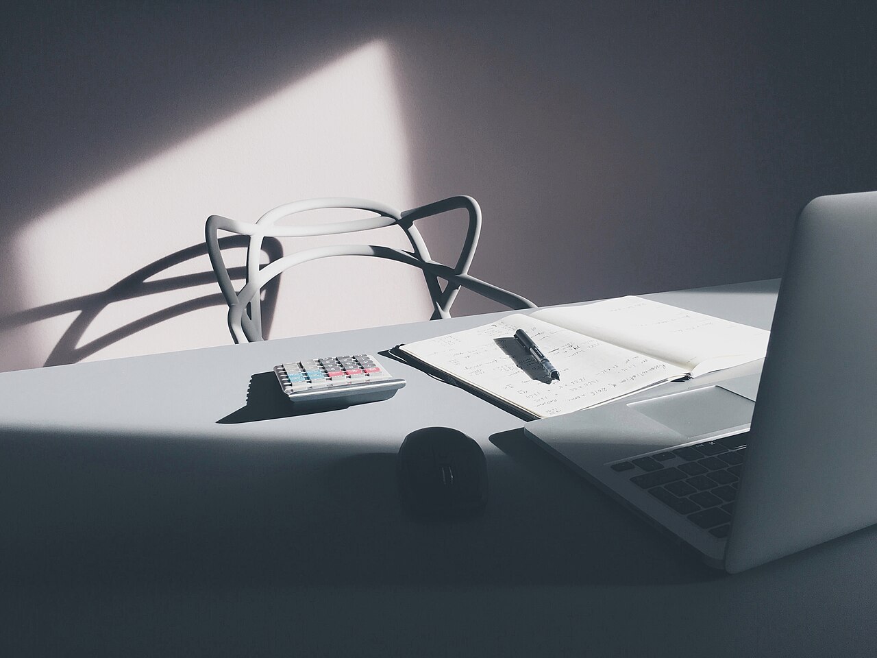 Declaración de la renta y certificado de eficiencia energética sobre una mesa
