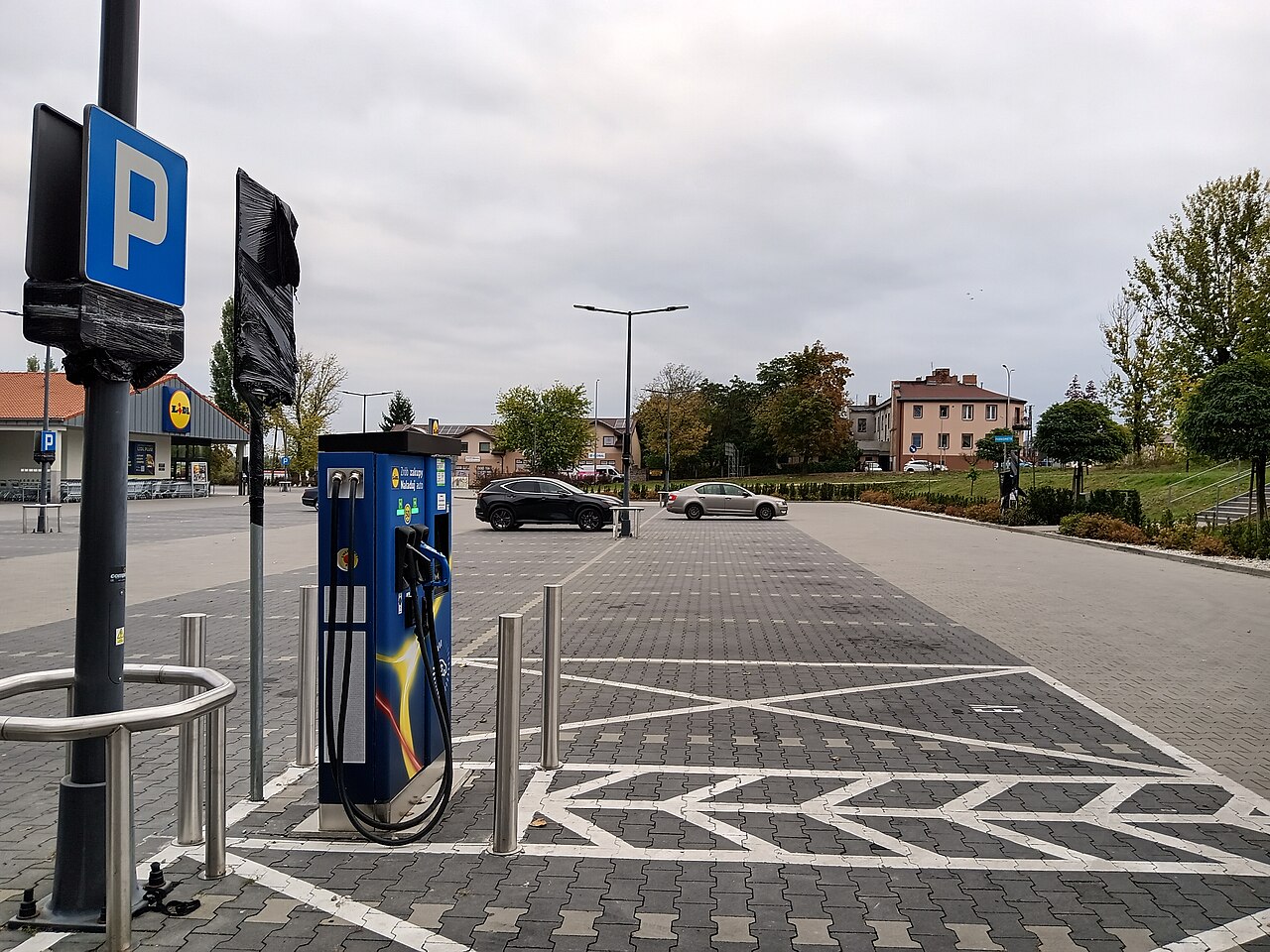 Cargador de pared para coche eléctrico instalado en el garaje de una vivienda