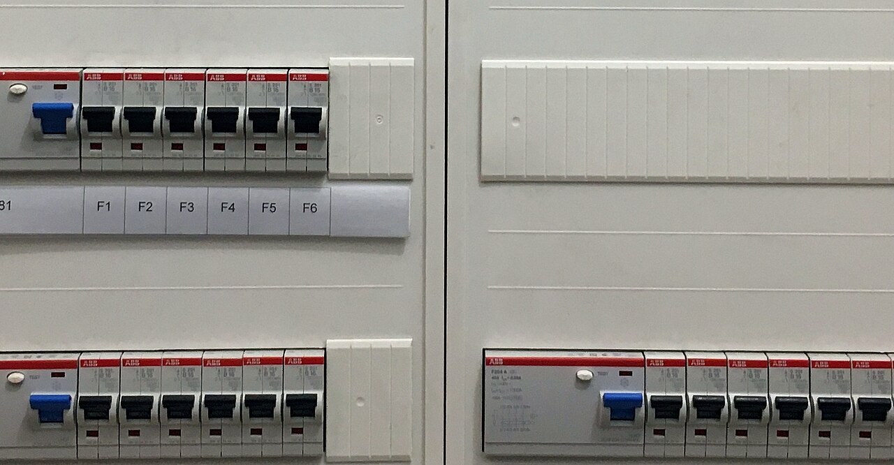 Cuadro eléctrico de una vivienda con el interruptor de control de potencia