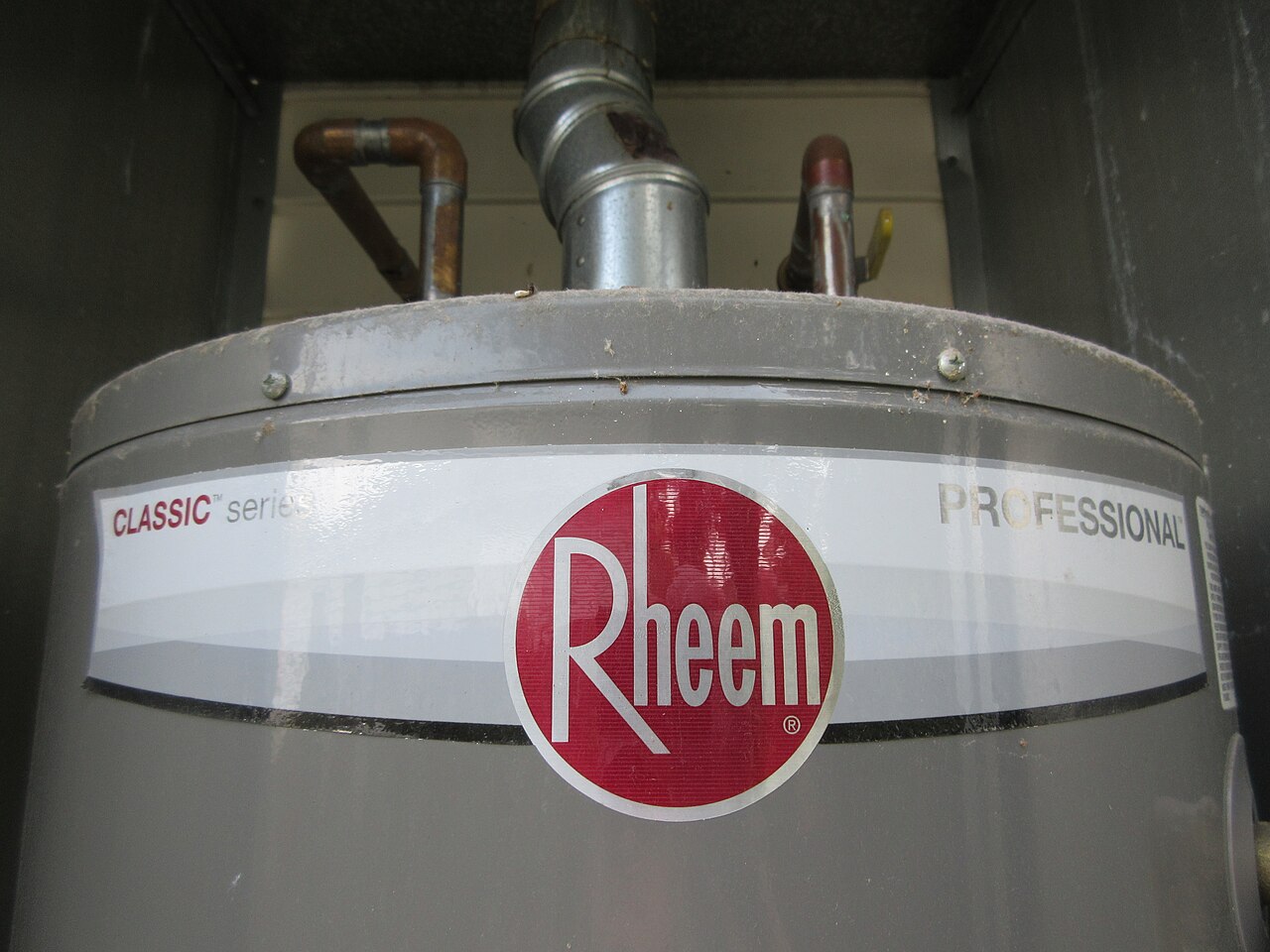 Termo aerotérmico instalado en el cuarto de instalaciones de una vivienda